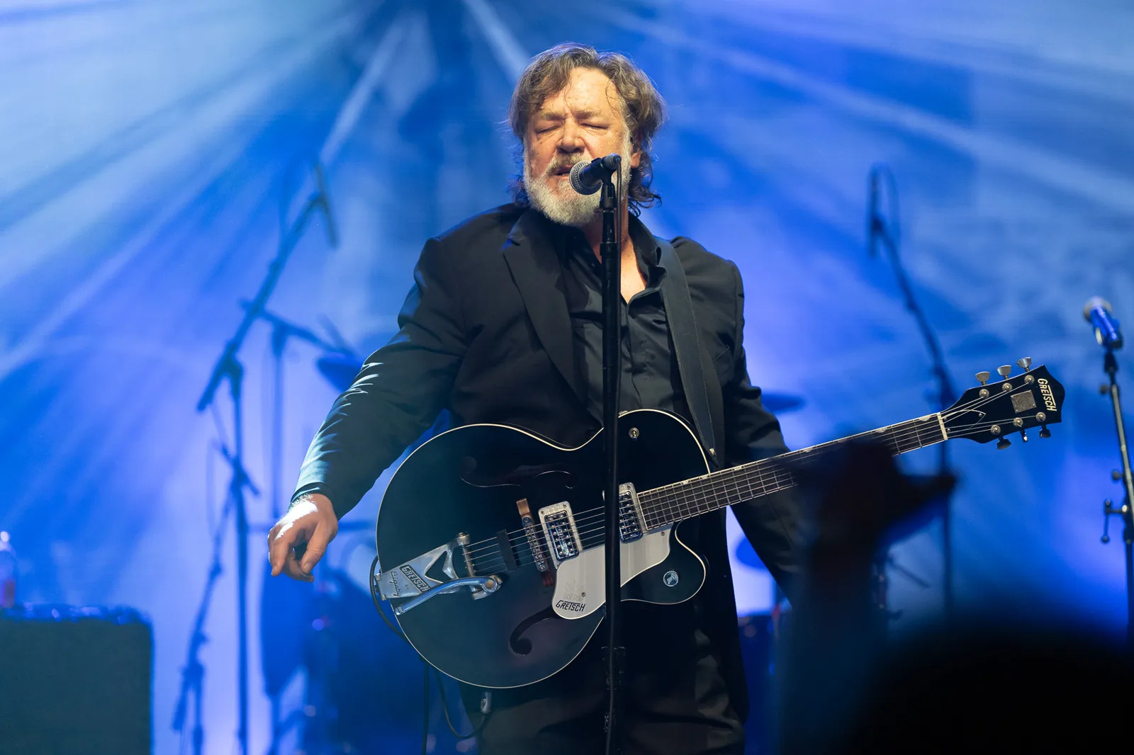 Russell Crowe s gitarom na koncertu